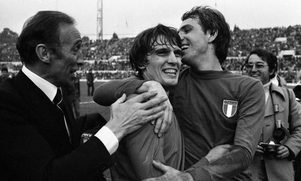 Enzo Bearzot, Marco Tardelli e Roberto Bettega festeggiano la vittoria al termine dell’incontro Italia - Inghilterra del 17 novembre 1976 a Roma. (Ansa)